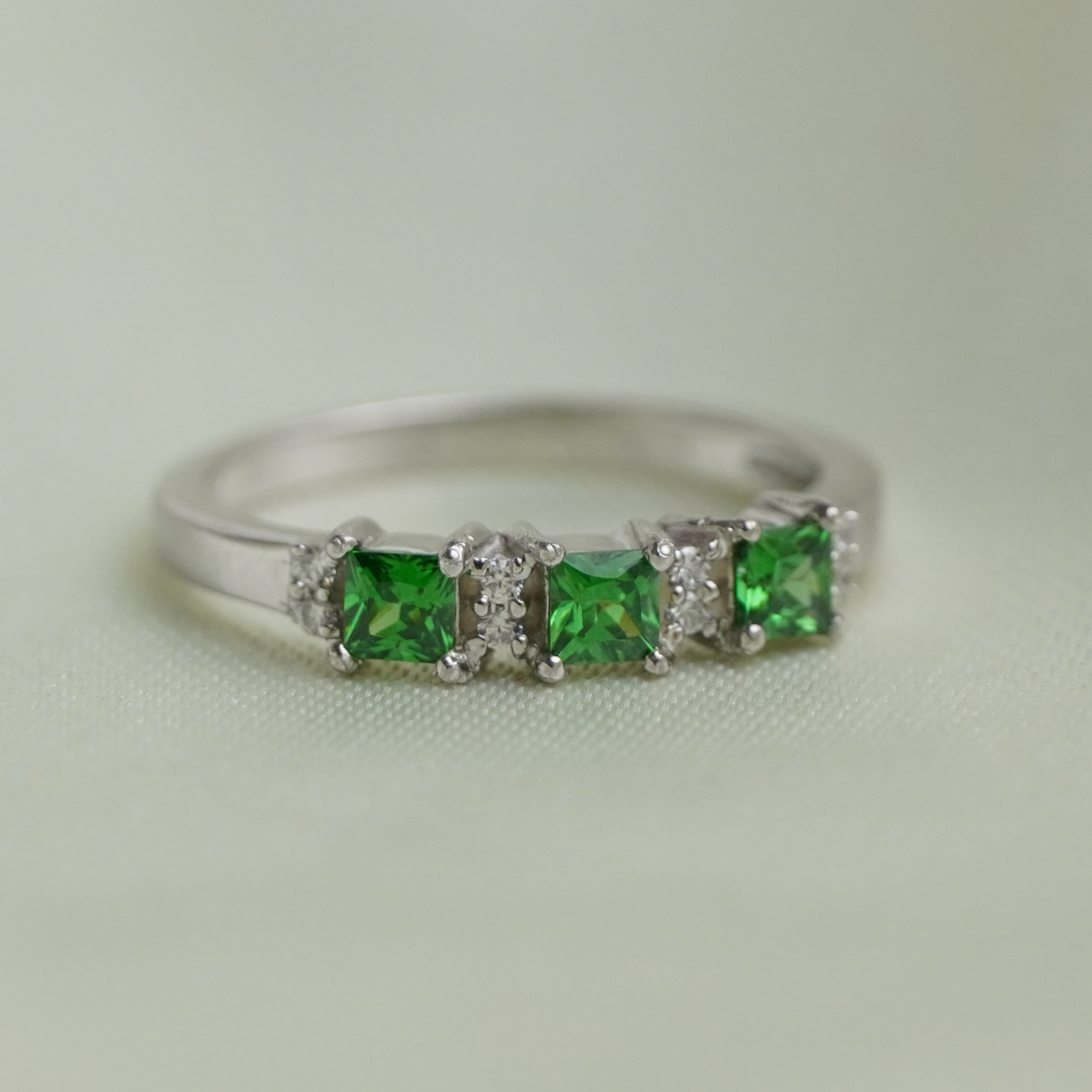 925 Sterling Silver Modern Trio Emerald stone Ring for Women